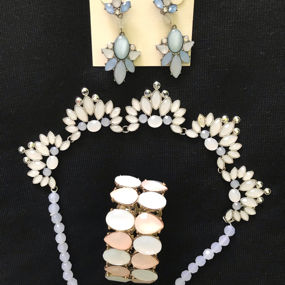 Necklace, bracelet, earrings in light blue & pink
